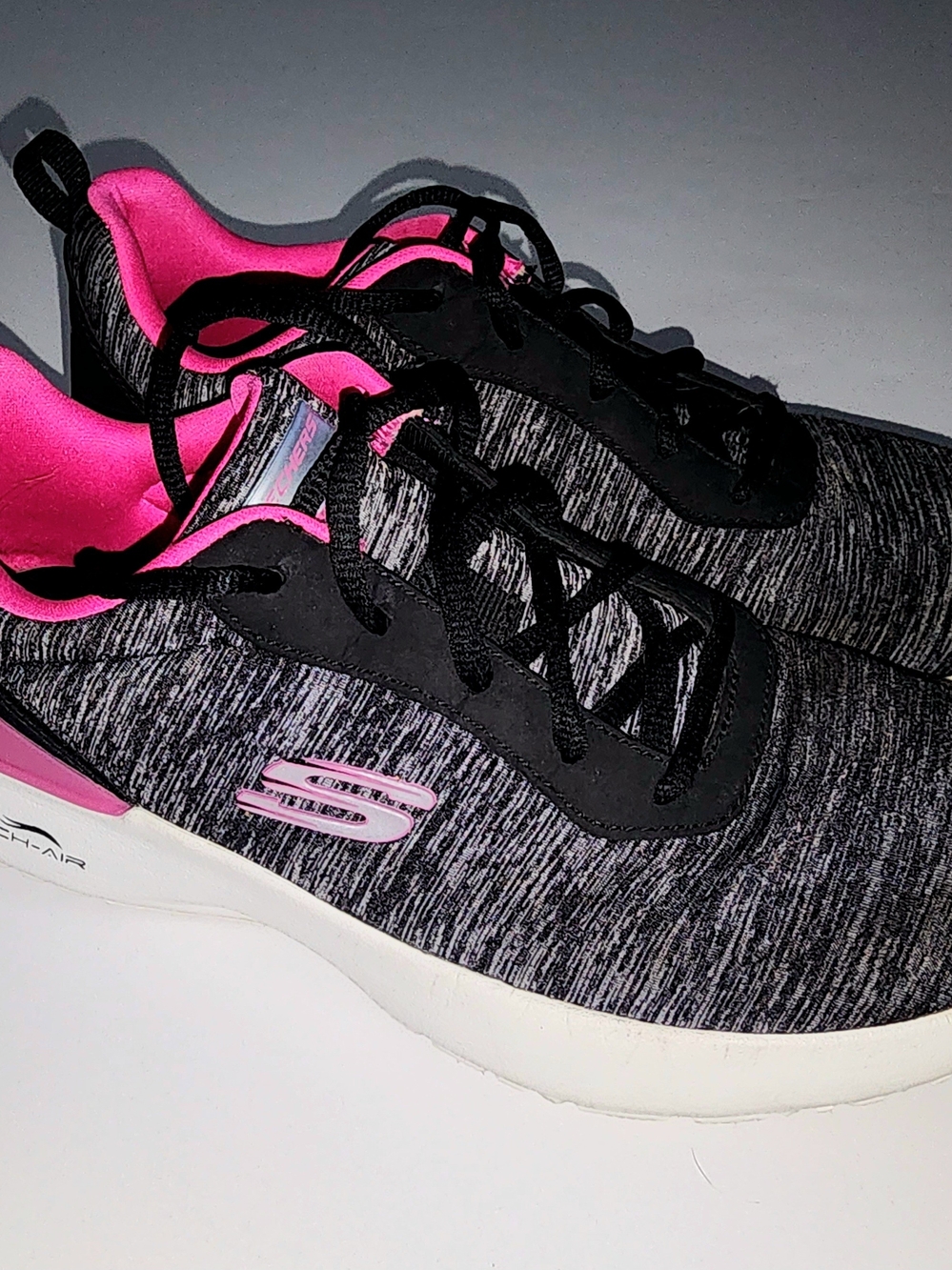 Skechers Women's size 8 Skech-Air Dynamight sneakers Heather Black and pink